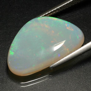9.05カラットの天然マルチカラーオパール（20.8×13.8 mm・透明）