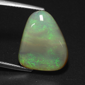 10.15カラットの天然マルチカラーオパール（18.8×15.7 mm・透明）