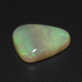 10.15カラットの天然マルチカラーオパール（18.8×15.7 mm・透明）