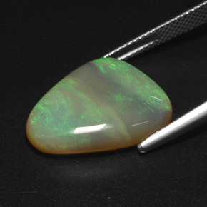 10.15カラットの天然マルチカラーオパール（18.8×15.7 mm・透明）
