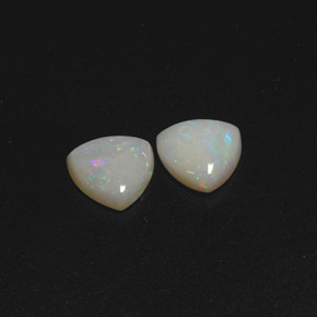 カラットの天然マルチカラーオパール（7.2×7 mm・透明）