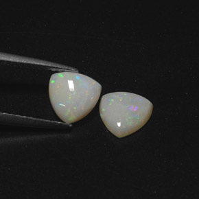カラットの天然マルチカラーオパール（7.2×7 mm・透明）