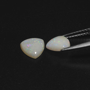 カラットの天然マルチカラーオパール（7.2×7 mm・透明）