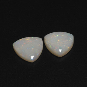 カラットの天然マルチカラーオパール（7.1×7.1 mm・透明）