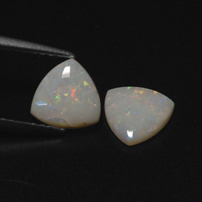 カラットの天然マルチカラーオパール（7.1×7.1 mm・透明）