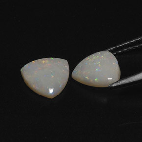 カラットの天然マルチカラーオパール（7.1×7.1 mm・透明）