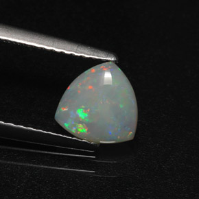 0.64カラットの天然マルチカラーオパール（7.1×6.9 mm・トリリアント）