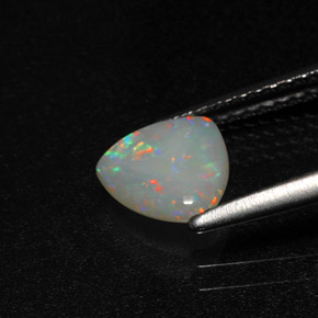 0.64カラットの天然マルチカラーオパール（7.1×6.9 mm・トリリアント）