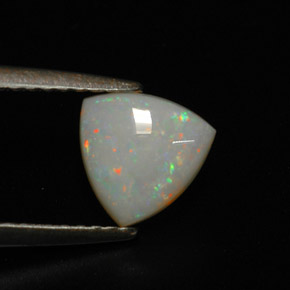 0.75カラットの天然マルチカラーオパール（7.1×7.2 mm・透明）