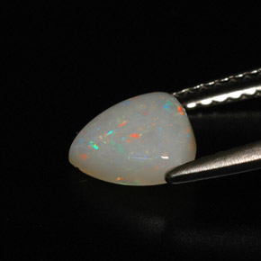 0.75カラットの天然マルチカラーオパール（7.1×7.2 mm・透明）