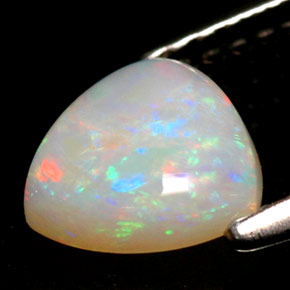 0.68カラットの天然マルチカラーオパール（7×7 mm・透明）
