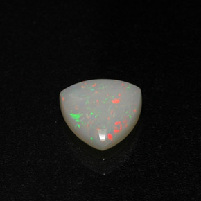 0.58カラットの天然マルチカラーオパール（7.1×7 mm・透明）