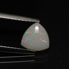 0.58カラットの天然マルチカラーオパール（7.1×7 mm・透明）