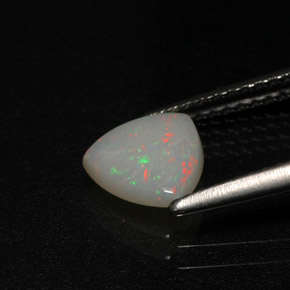 0.58カラットの天然マルチカラーオパール（7.1×7 mm・透明）