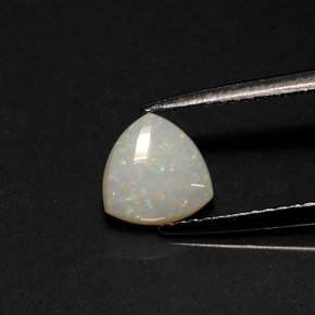 0.70カラットの天然マルチカラーオパール（7.1×6.9 mm・透明）
