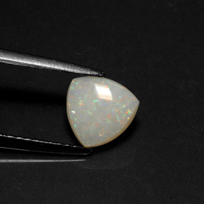 0.70カラットの天然マルチカラーオパール（7.1×6.9 mm・透明）