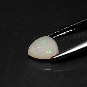 0.70カラットの天然マルチカラーオパール（7.1×6.9 mm・透明）