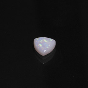 0.66カラットの天然マルチカラーオパール（7.1×7 mm・透明）