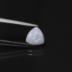 0.66カラットの天然マルチカラーオパール（7.1×7 mm・透明）