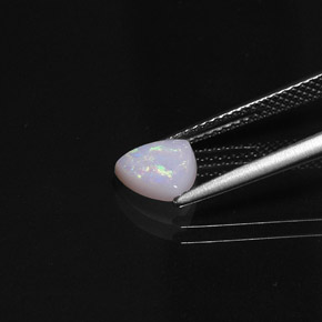 0.66カラットの天然マルチカラーオパール（7.1×7 mm・透明）
