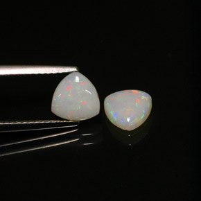 カラットの天然マルチカラーオパール（7×7 mm・透明）