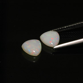 カラットの天然マルチカラーオパール（7×7 mm・透明）