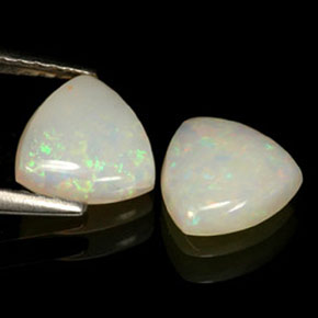 カラットの天然マルチカラーオパール（7×7 mm・透明）