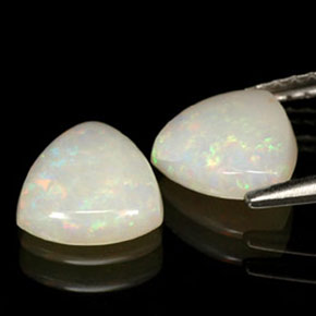 カラットの天然マルチカラーオパール（7×7 mm・透明）