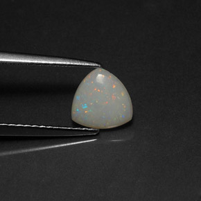 0.46カラットの天然マルチカラーオパール（6.9×6.7 mm・透明）