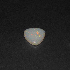 0.46カラットの天然マルチカラーオパール（6.9×6.7 mm・透明）
