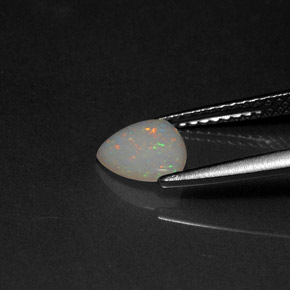 0.46カラットの天然マルチカラーオパール（6.9×6.7 mm・透明）