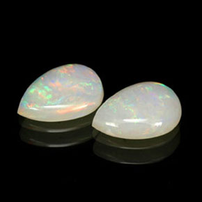 カラットの天然マルチカラーオパール（8.1×5.9 mm・透明）