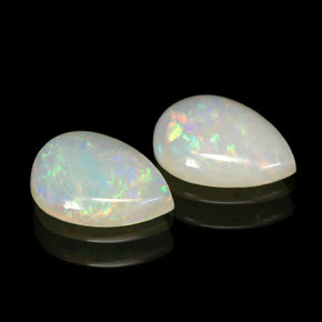 カラットの天然マルチカラーオパール（8.1×5.9 mm・透明）