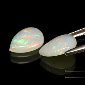 カラットの天然マルチカラーオパール（8.1×5.9 mm・透明）