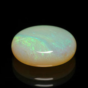 5.47カラットの天然マルチカラーオパール（14.3×12.3 mm・透明）