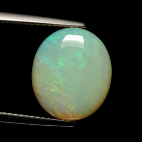 5.47カラットの天然マルチカラーオパール（14.3×12.3 mm・透明）