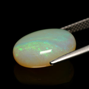 5.47カラットの天然マルチカラーオパール（14.3×12.3 mm・透明）