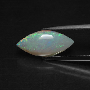 1.56カラットの天然マルチカラーオパール（15.1×7 mm・透明）