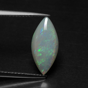 1.56カラットの天然マルチカラーオパール（15.1×7 mm・透明）