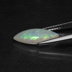 1.56カラットの天然マルチカラーオパール（15.1×7 mm・透明）