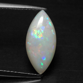 2.22カラットの天然マルチカラーオパール（15.1×7.2 mm・透明）