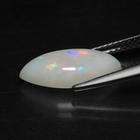 2.22カラットの天然マルチカラーオパール（15.1×7.2 mm・透明）