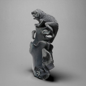 670.74カラットの天然マルチカラーオパール（109.8×92.2 mm・ファンシーシェイプ）