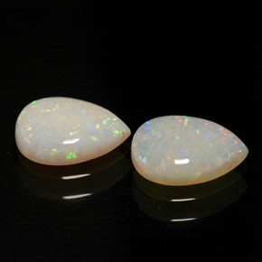 カラットの天然マルチカラーオパール（8.1×6 mm・透明）