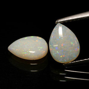 カラットの天然マルチカラーオパール（8.1×6 mm・透明）