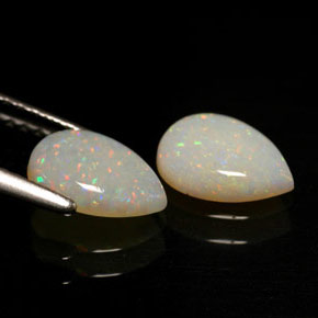 カラットの天然マルチカラーオパール（8.1×6 mm・透明）