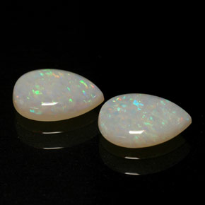 カラットの天然マルチカラーオパール（8.2×6 mm・透明）