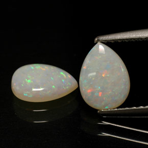カラットの天然マルチカラーオパール（8.2×6 mm・透明）