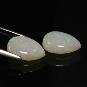 カラットの天然マルチカラーオパール（8.2×6 mm・透明）