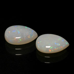 カラットの天然マルチカラーオパール（8.1×6 mm・透明）